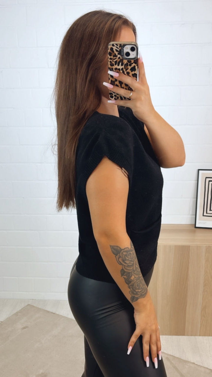 kurze Strickweste mit drei Knöpfen und Taschen / schwarz Art.122341
