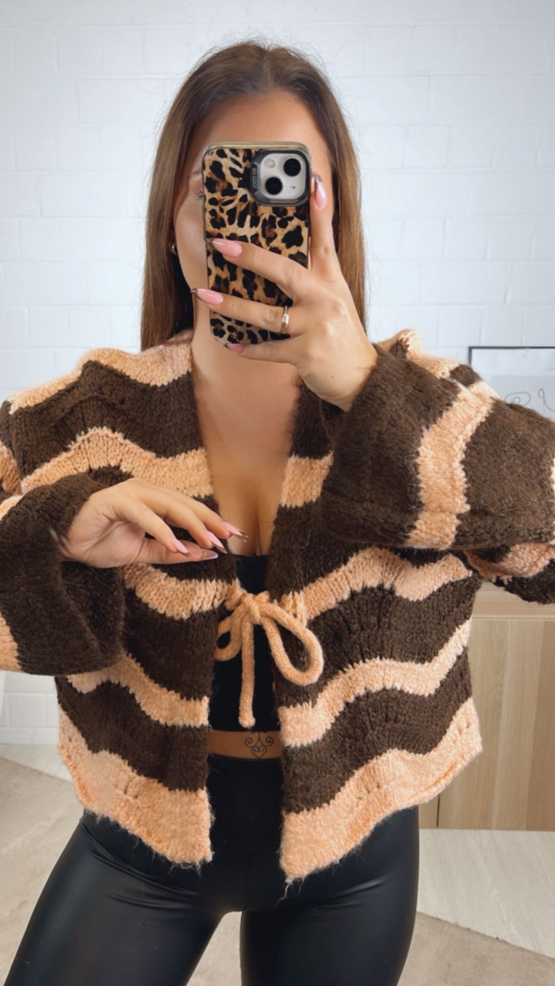 außergewöhnlicher, kurzer Cardigan zum binden, Wellen / dunkel braun - apricot Art. 12849