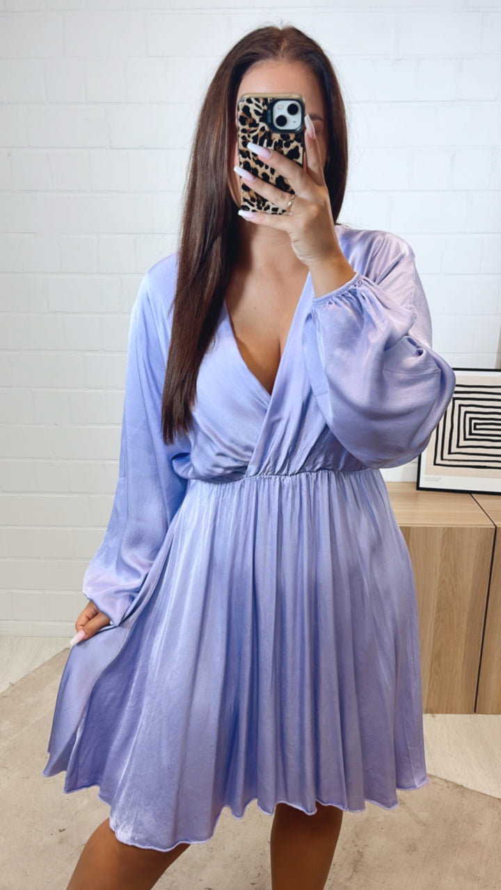leicht fallendes, schickeres Kleid mit V-Ausschnitt, Seidenoptik / flieder Art. 11255