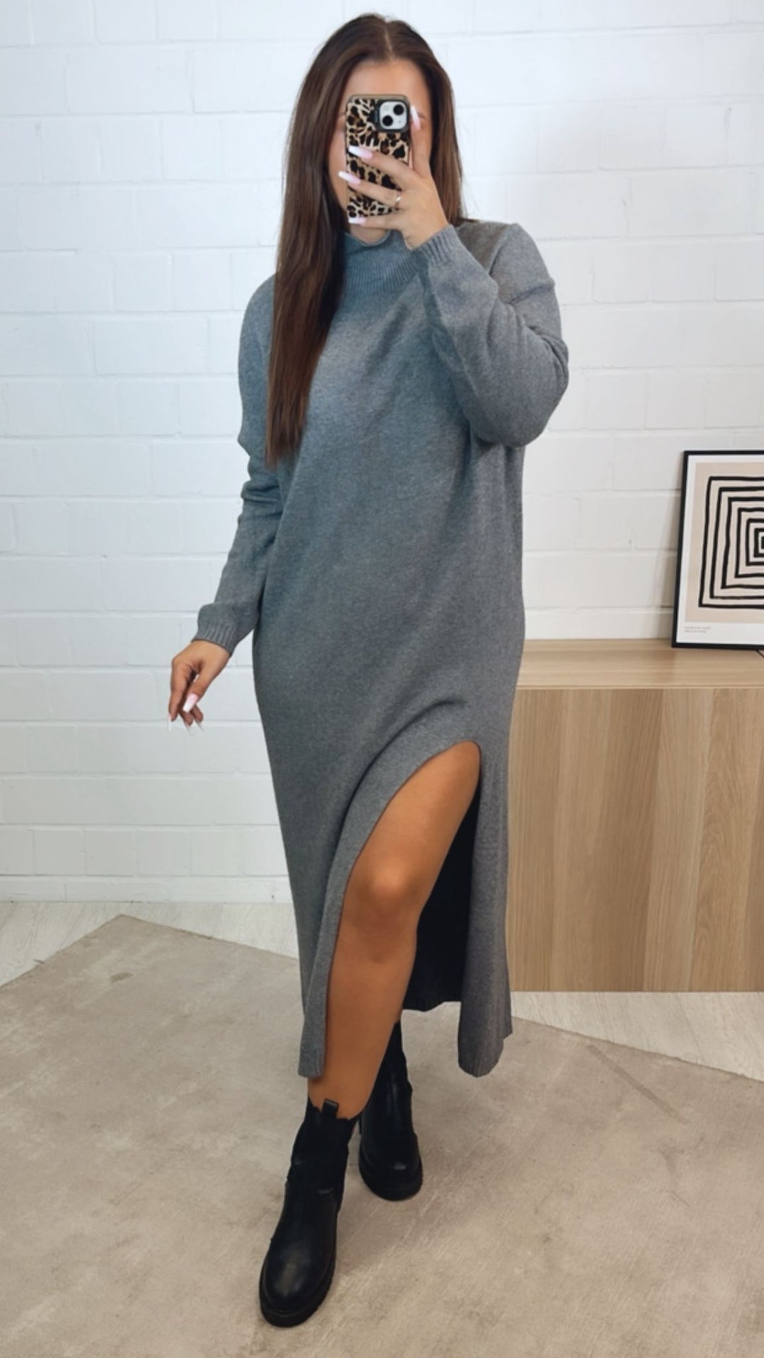 MAXI - feines Strickkleid mit leichtem Stehkragen und Schlitz / grau Art.122338