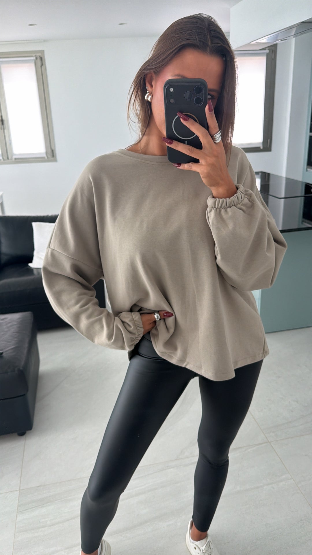 Sweater mit Schriftzug auf dem Rücken / taupe - braun Art.16333
