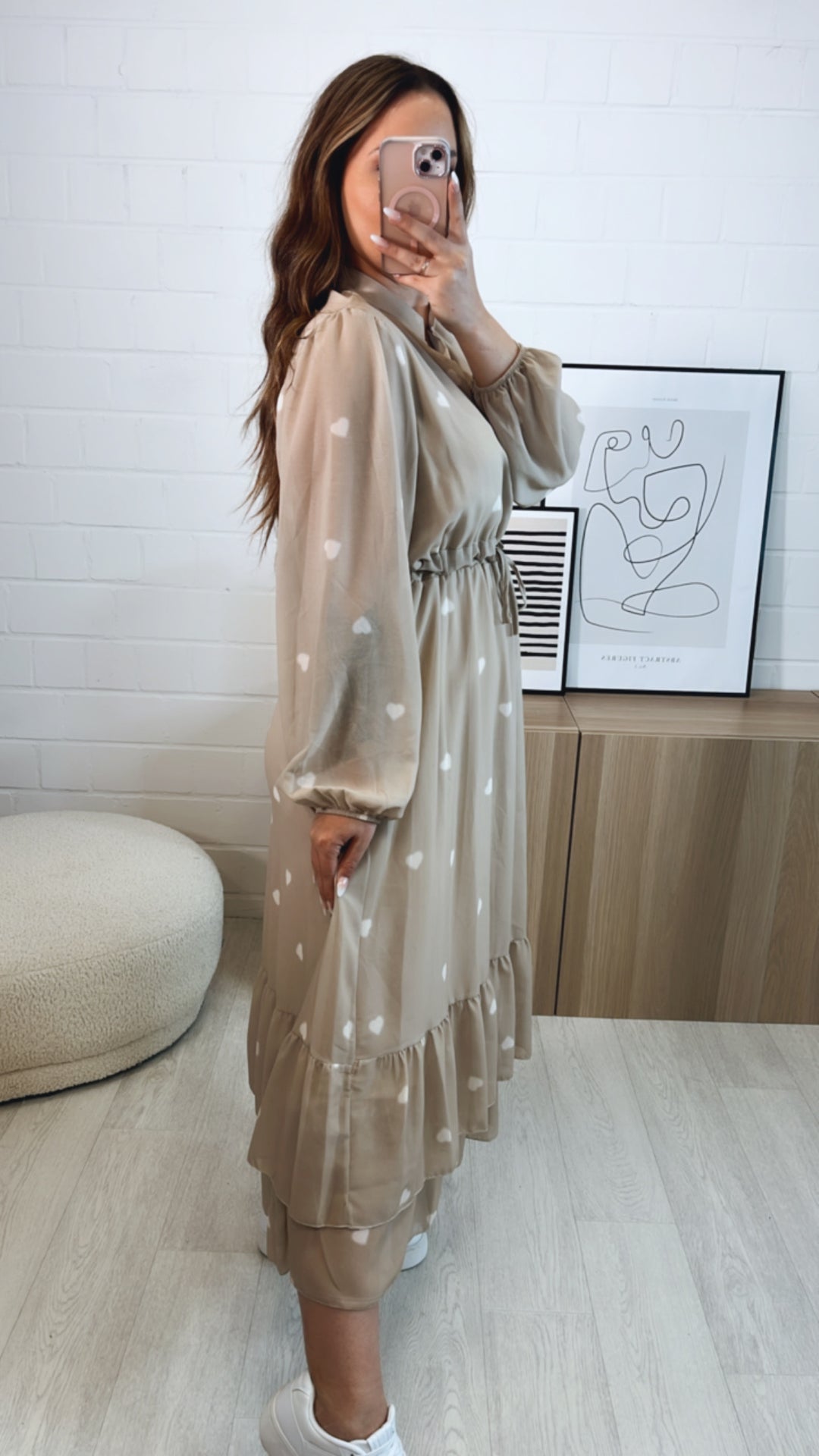 (Maxi-) schickes Kleid mit verstellbarer Taille /  Herzen dunkel beige-weiß Art. 9699