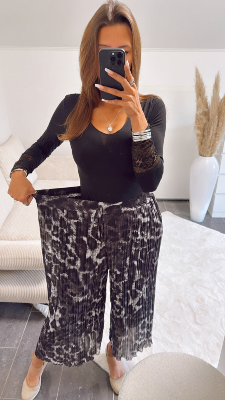 Plissee Hose im Leo - Look / schwarz - grau Art. 10046