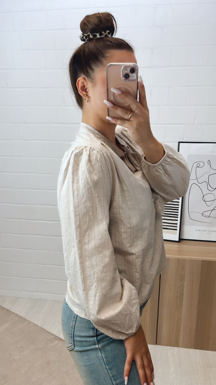 schmale, romantisch verspielte Bluse / beige Art. 10774