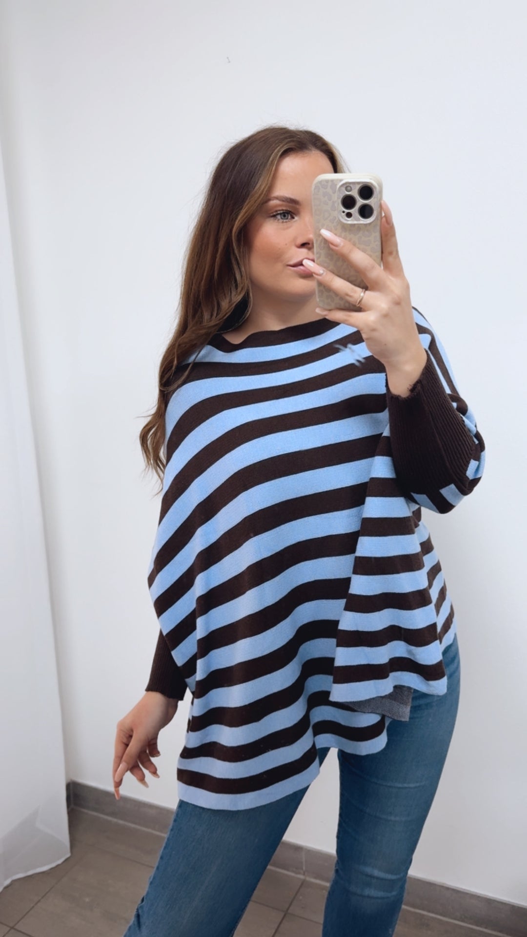 STREIFEN ultra weicher Pullover mit Fledermausärmeln / dunkel braun - hell blau Art. 14766