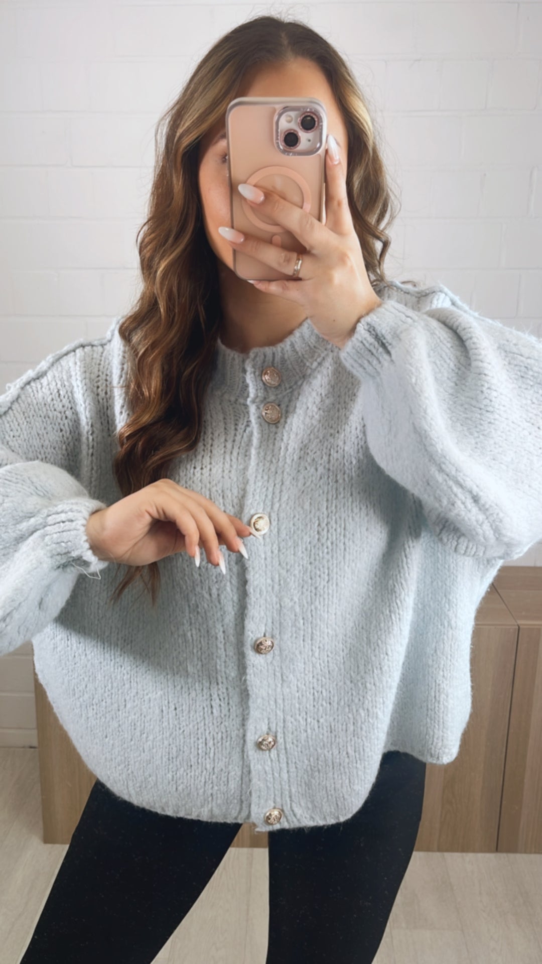 KURZER Strick Cardigan mit goldenen Knöpfen / hell grau Art. 9950