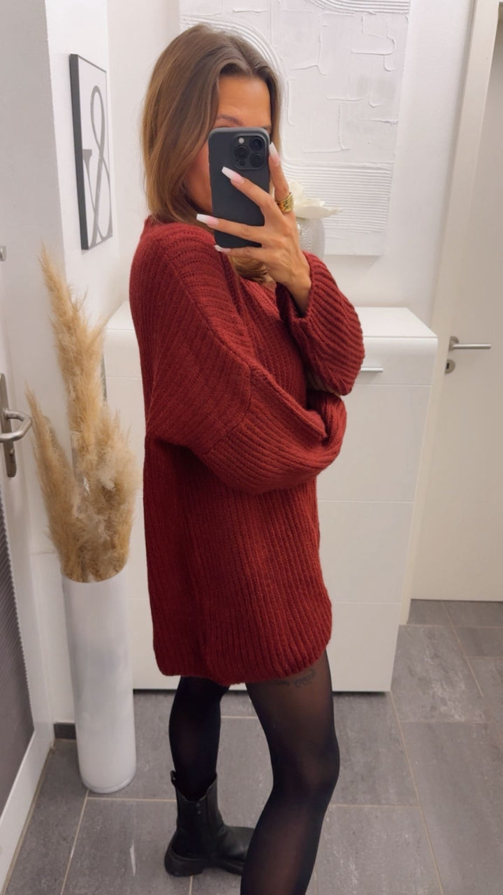gradliniges Strick Kleid / Long Pullover mit weitem Arm, Rundausschnitt / Bordeaux rot Art. 12800