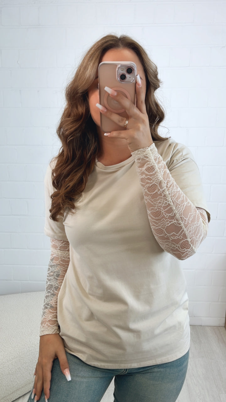 T-shirt mit längeren Spitzenarmen / beige Art. 10348