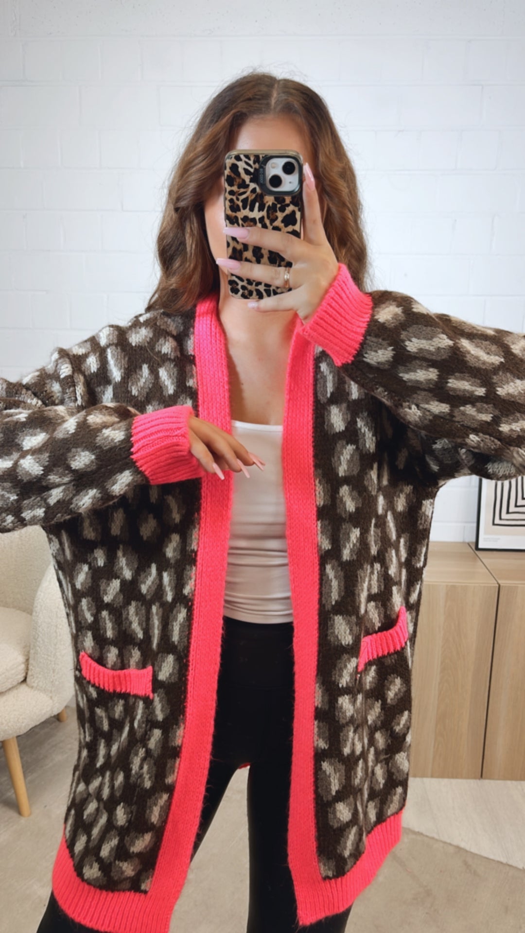 LEO mittellang geschnittener Cardigan / dunkel braun - braun meliert - creme - neon pink Art. 12569