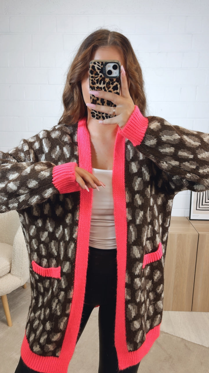 LEO mittellang geschnittener Cardigan / dunkel braun - braun meliert - creme - neon pink Art. 12569