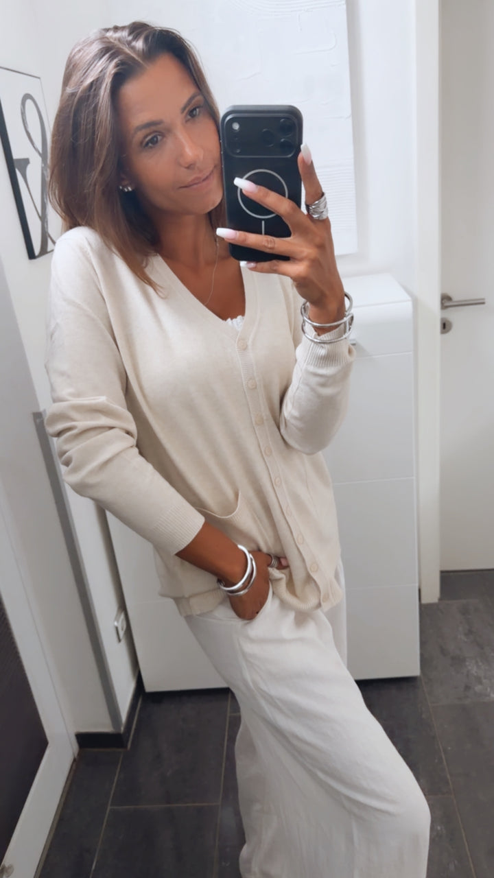 Feinstrick Cardigan mit Taschen auf der Vorderseite / beige Art.15683