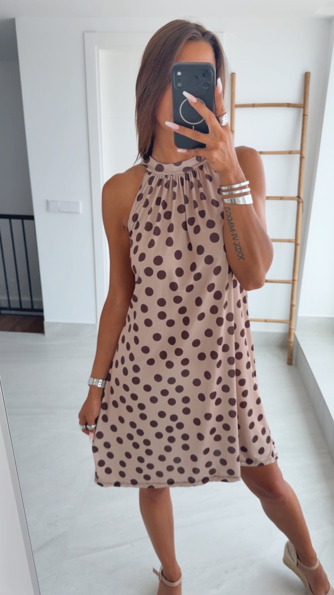 Kurzes, fließendes Kleid PUNKTE / Cappuccino - Braun Art.15041