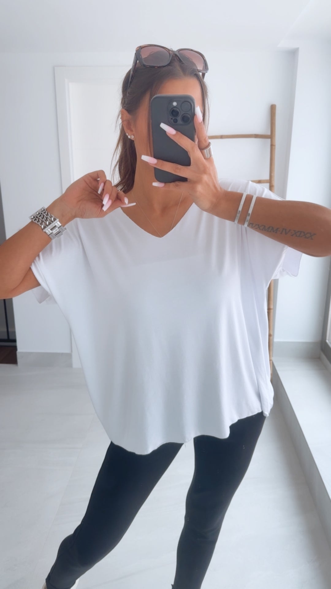 T-shirt Oberteil mit V-Ausschnitt / weiß Art. 1235