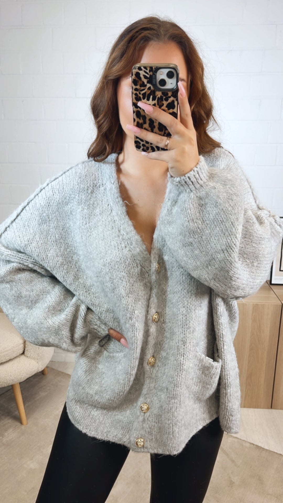 V-AUSSCHNITT Kuschel Cardigan mit goldenen Knöpfen und Taschen / hell grau Art. 12308