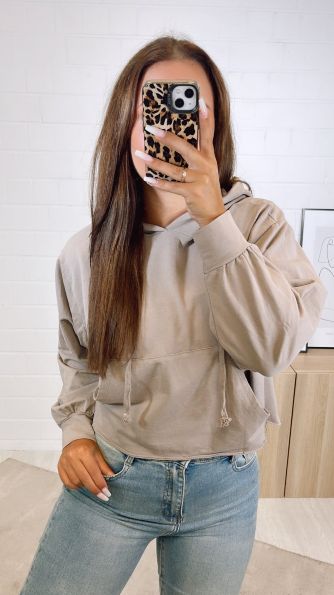 Crop Sweater mit Kapuze, Kängurutasche / taupe Art. 11011