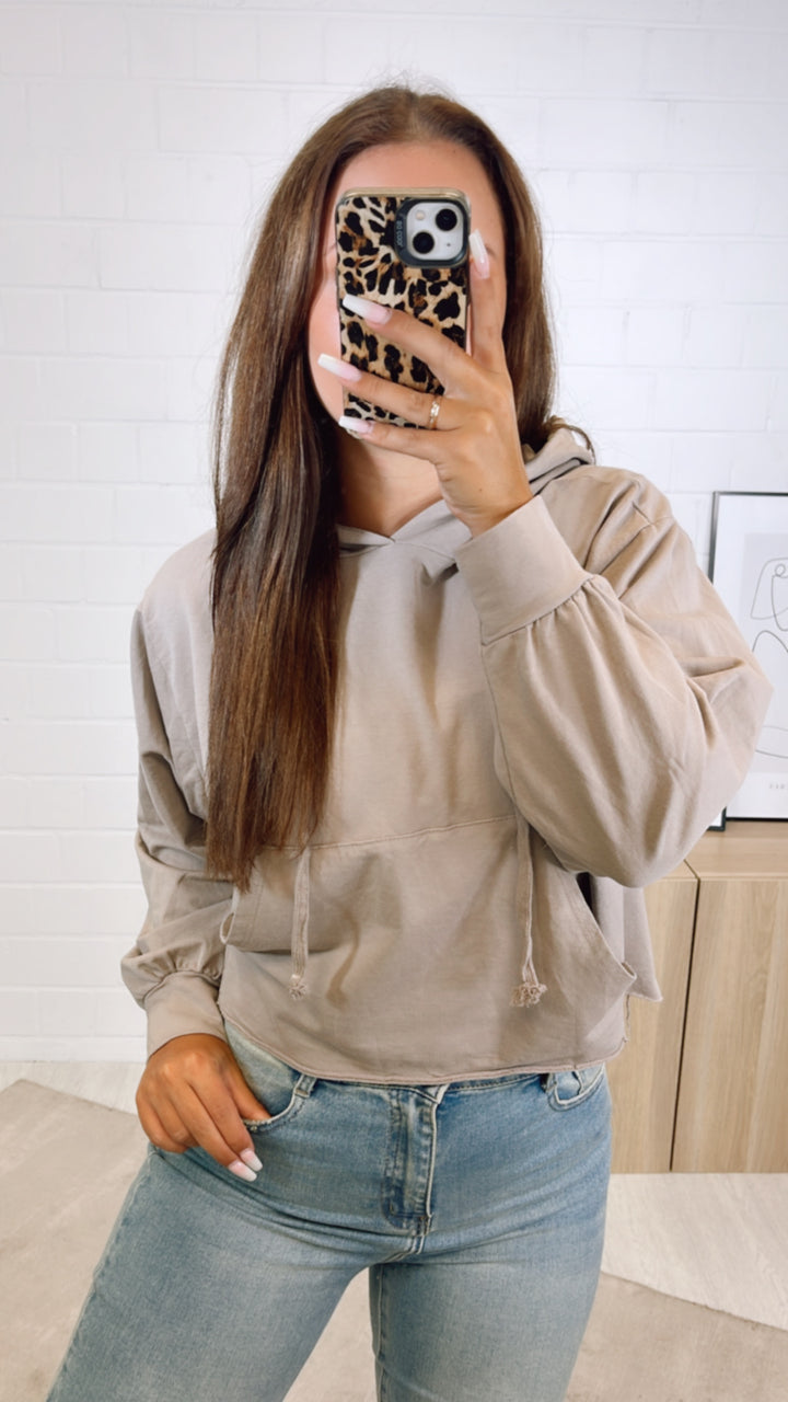 Crop Sweater mit Kapuze, Kängurutasche / taupe Art. 11011