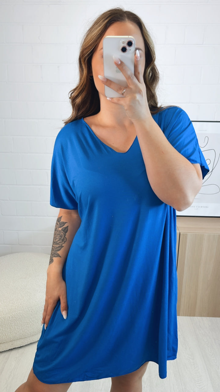 T-shirt Kleid mit V-Ausschnitt / royal blau Art. 9147