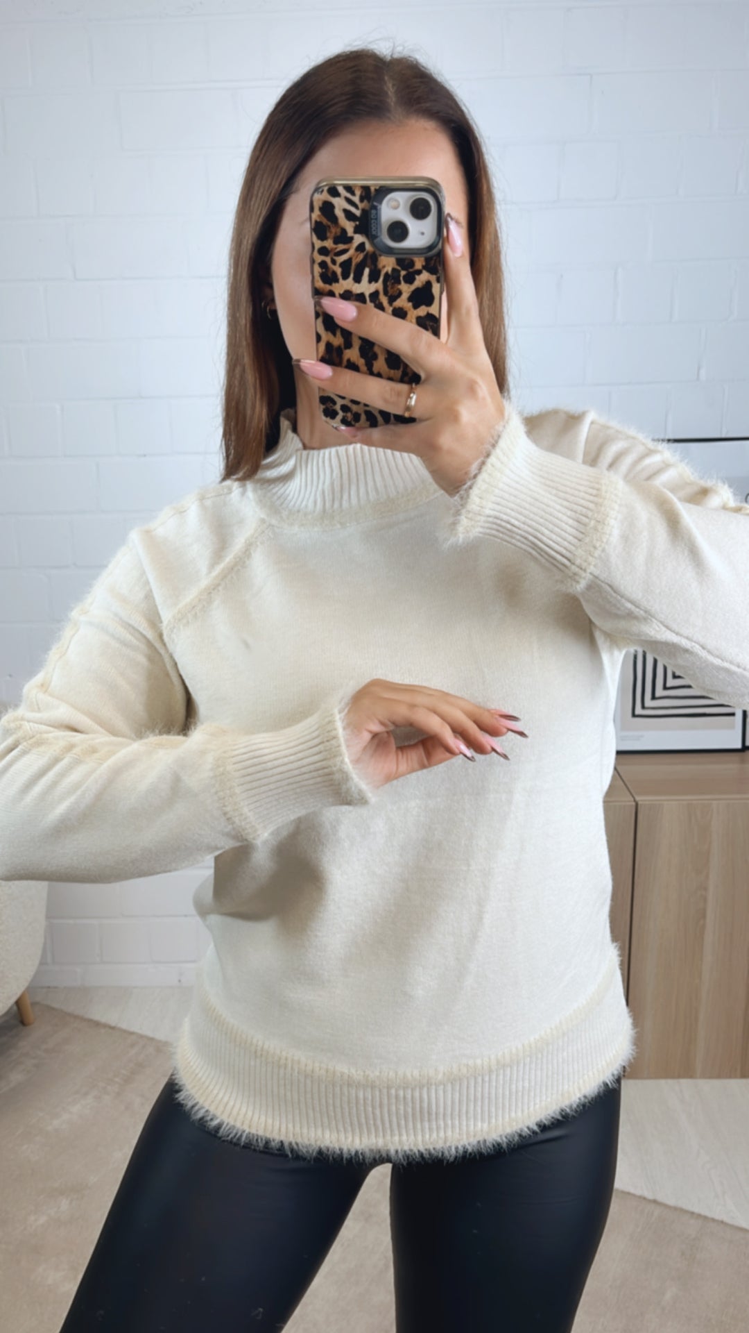 Pullover mit flauschigen Nähten / wollweiss - creme Art. 13032