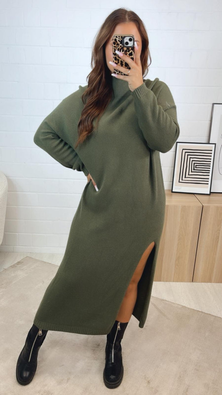 MAXI - feines Strickkleid mit leichtem Stehkragen und Schlitz / khaki Art. 12349