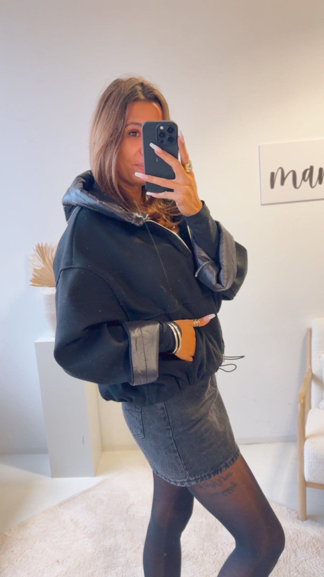 TREND Loose Fit Jacke in Velours Optik, abgesetzte Kapuze / schwarz Art. 12759