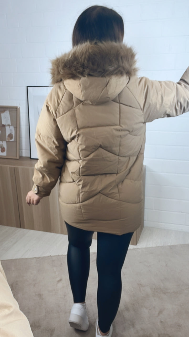 mittellange Stepp Jacke, abnehmbarer Kapuzenkragen / camel - sand Art. 12869