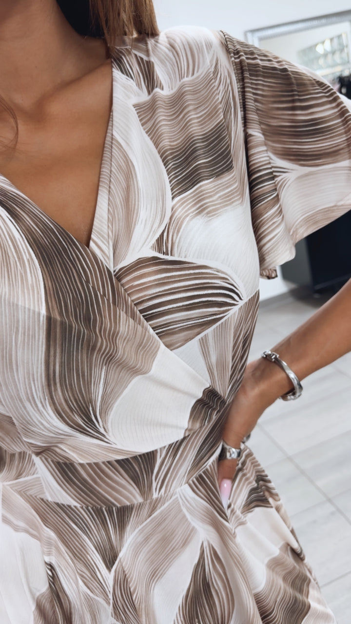 KURZES Leicht tailliertes Kleid mit T-Shirt Ärmeln  / braun beige Töne Art.15057