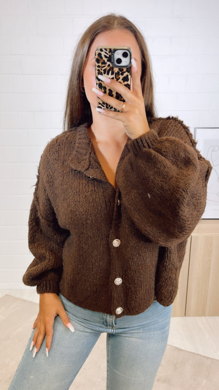 KURZER Strick Cardigan mit goldenen Knöpfe / dunkel braun Art. 11046