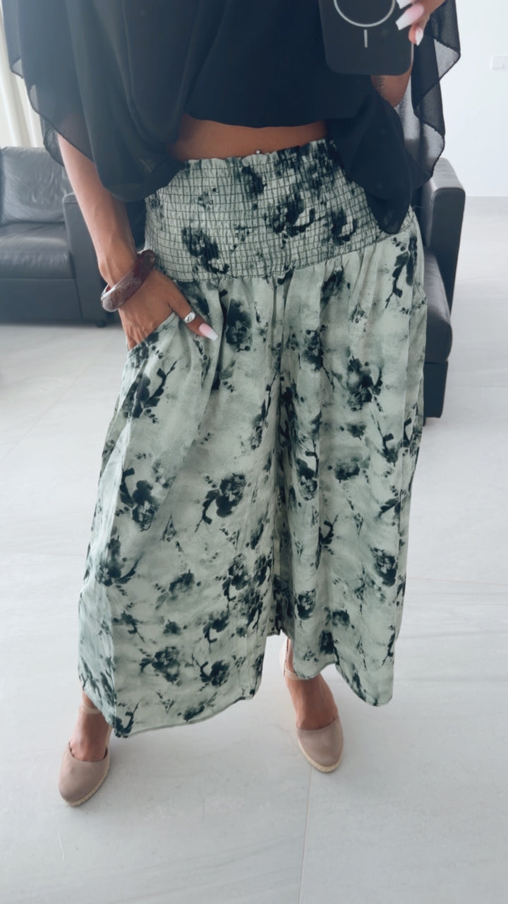 SMOK BUND Midi Palazzo Hose mit abstrakten Print / salbei grün  Art. 15903