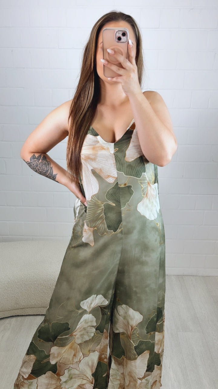 Jumpsuit mit ausgefallenen Blumen / salbei Art. 10084