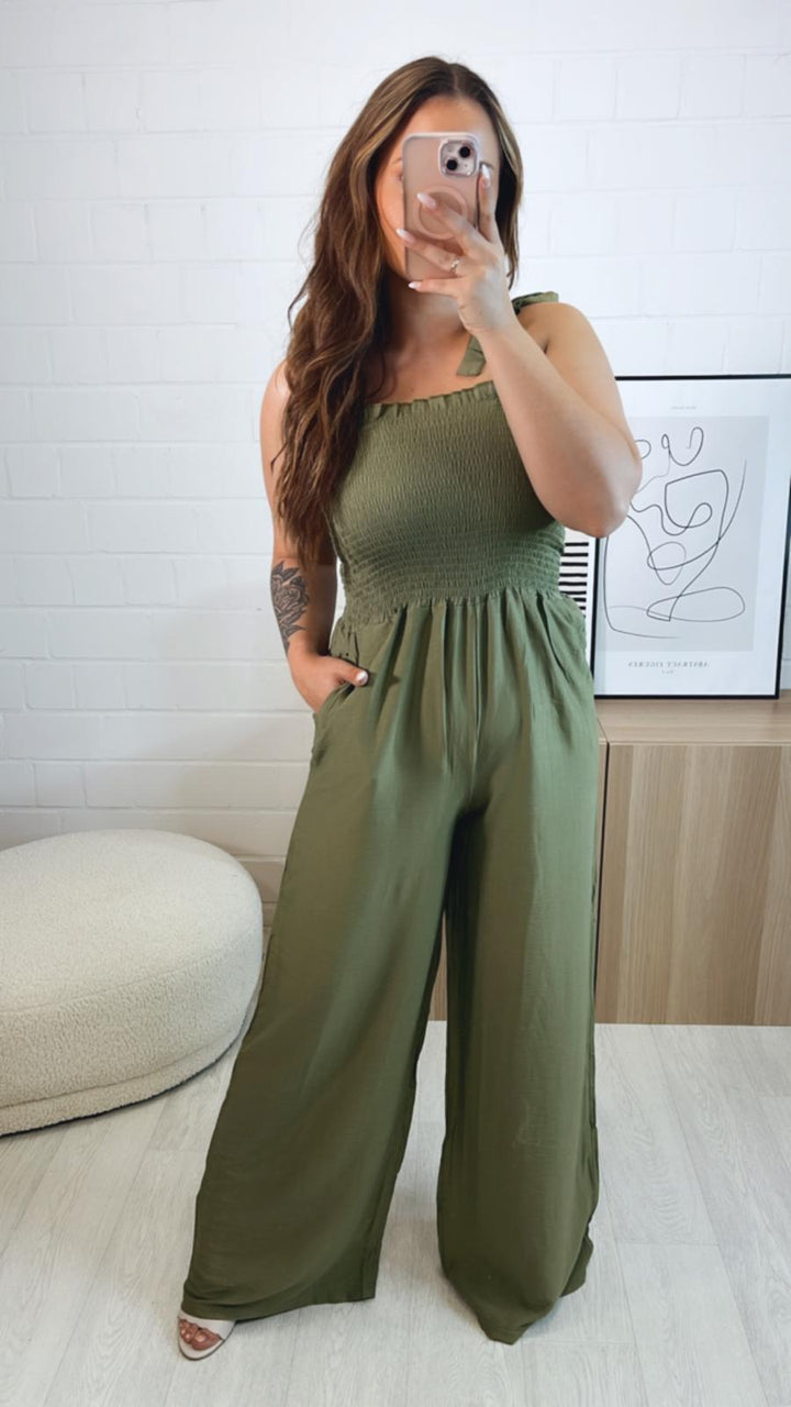 langer Jumpsuit mit schnürbaren Trägern / khaki Art. 9717