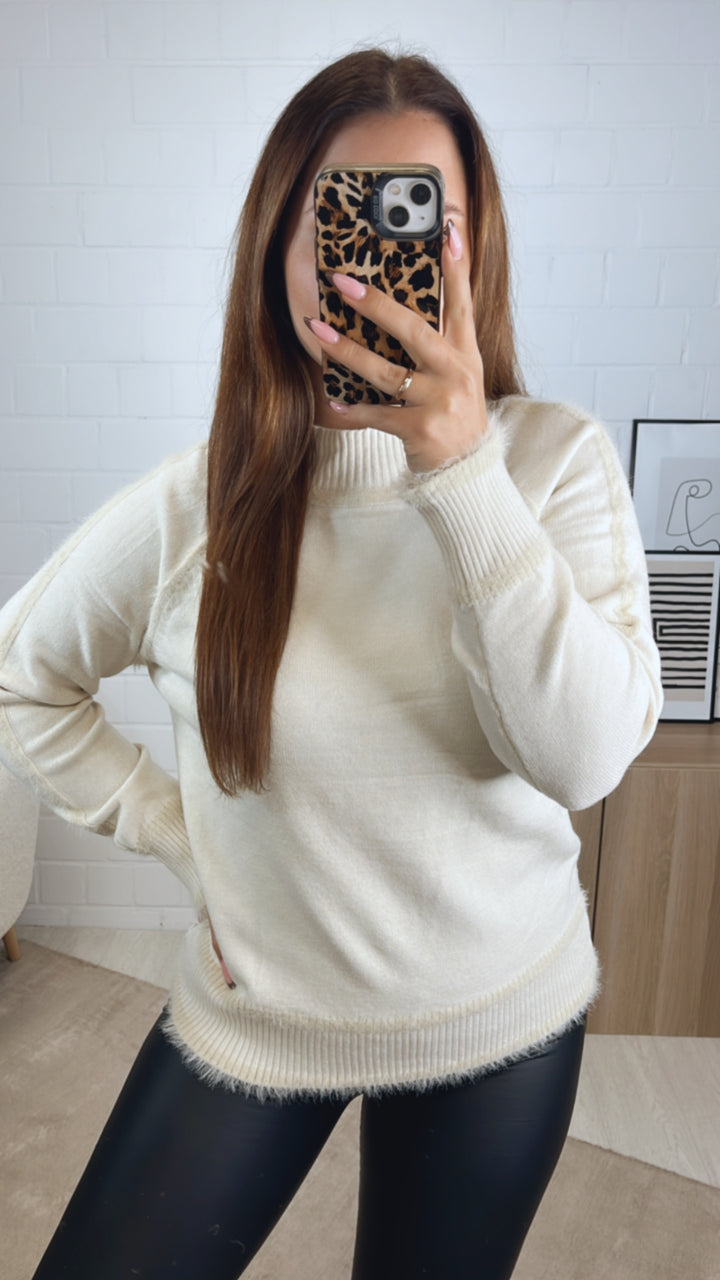 Pullover mit flauschigen Nähten / wollweiss - creme Art. 13032
