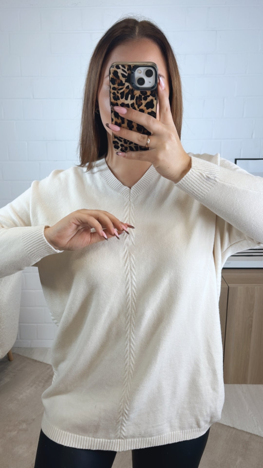 V-Ausschnitt, längerer Pullover mit Akzenten / creme Art. 13037