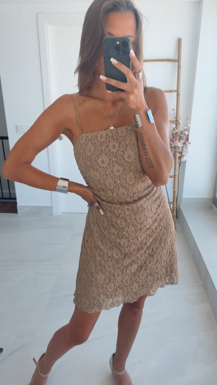 Spitzenbesetztes Kleid mit Spaghetti-Trägern / Cappuccino Art.14866
