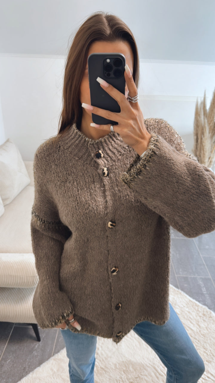Strick Cardigan mit Leo Knöpfen / braun meliert Art. 8700