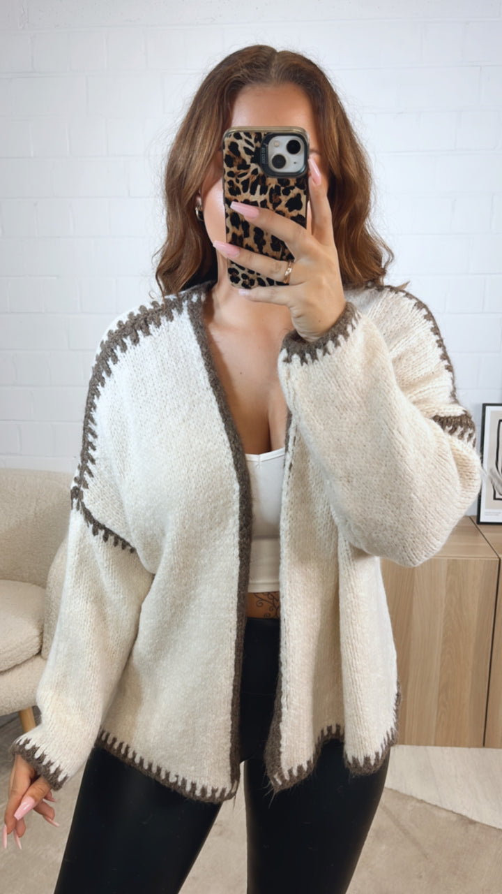 Cardigan mit abgesetzter Naht / wollweiss - braun meliert Art. 12581