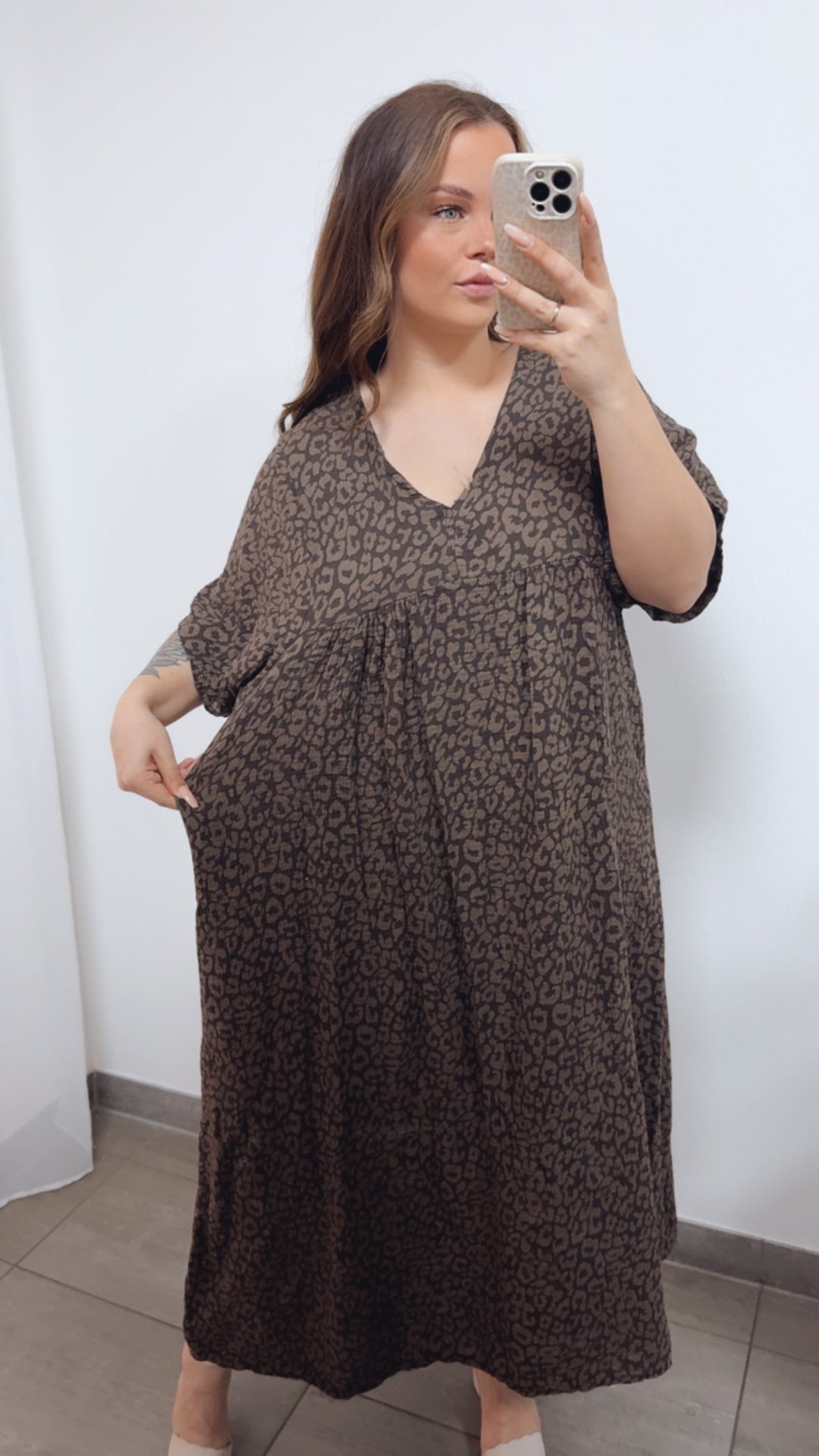 LEO langes Musselin Kleid, kurze Ärmel / dunkel braun - taupe Art. 14688