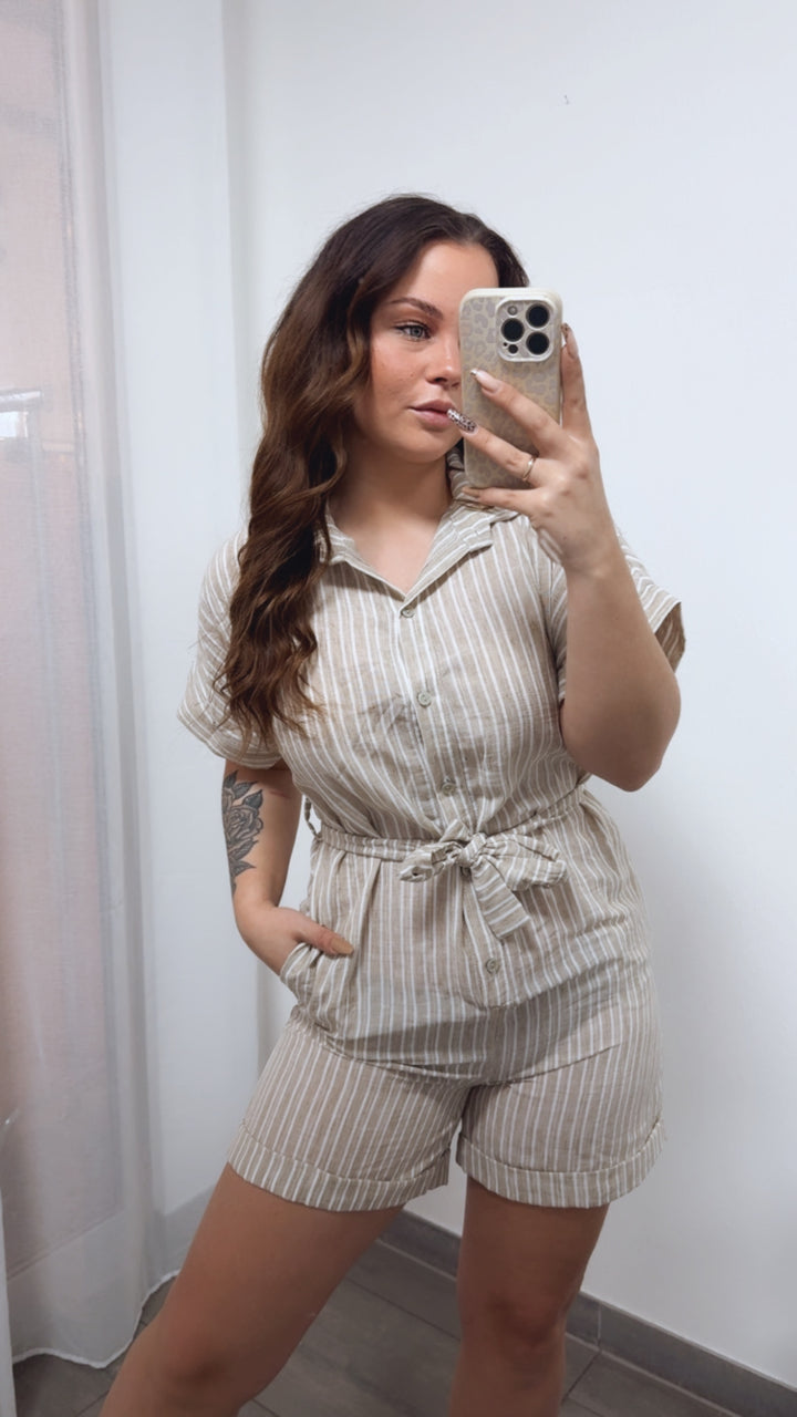 STREIFEN LEINEN Optik kurzer Jumpsuit zum schnüren, Knöpfe / beige - weiss Art. 14410