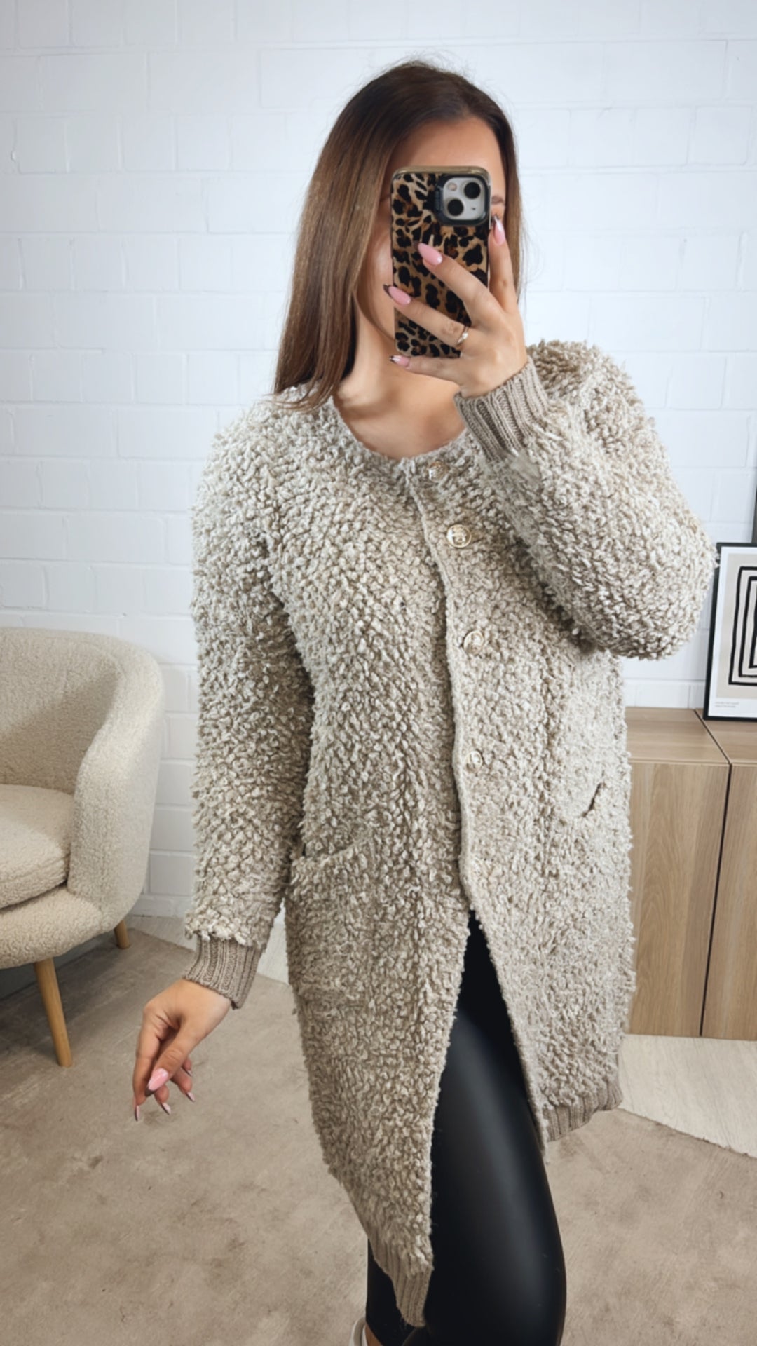 TEDDY langer Cardigan mit gold - silbernen Knöpfen, Taschen / beige Art. 12837