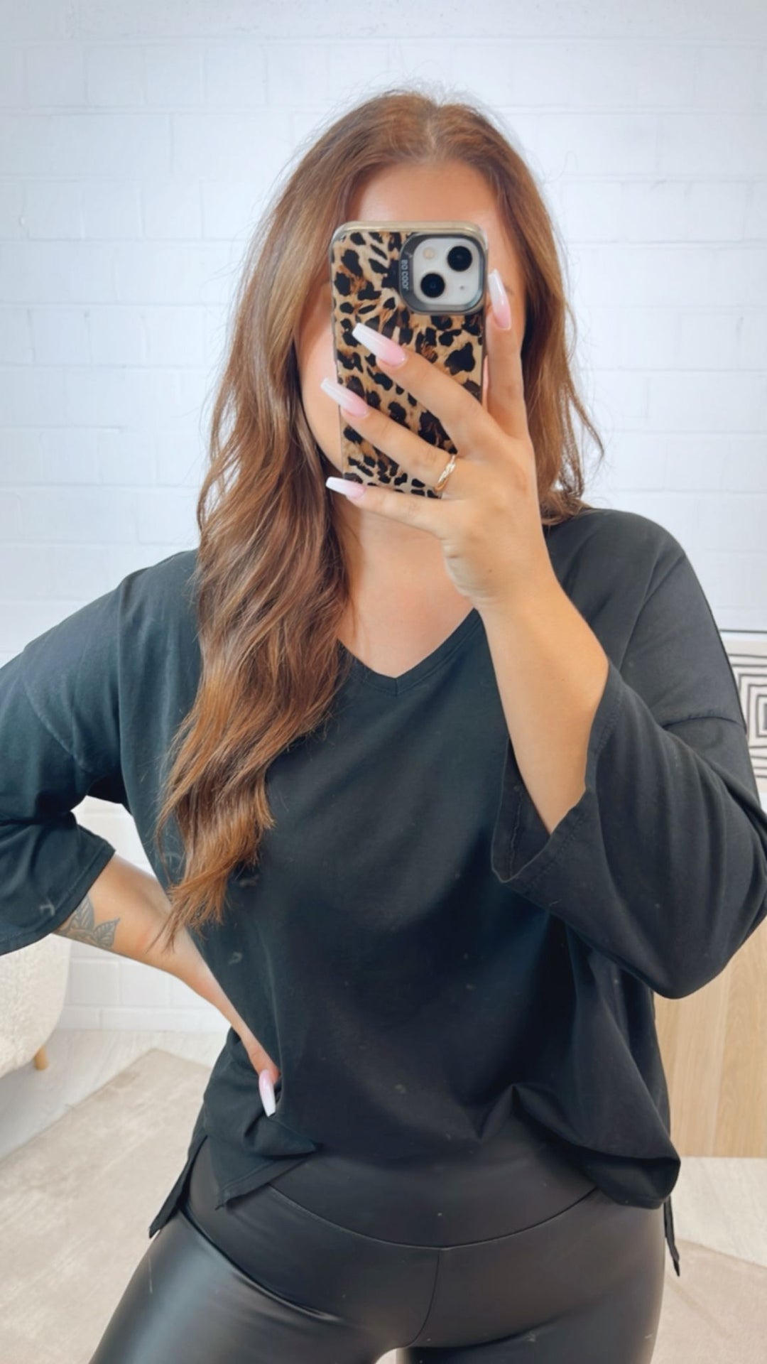 schlichtes Vokuhila Oberteil mit V-Ausschnitt, Schlitz / schwarz Art. 12344