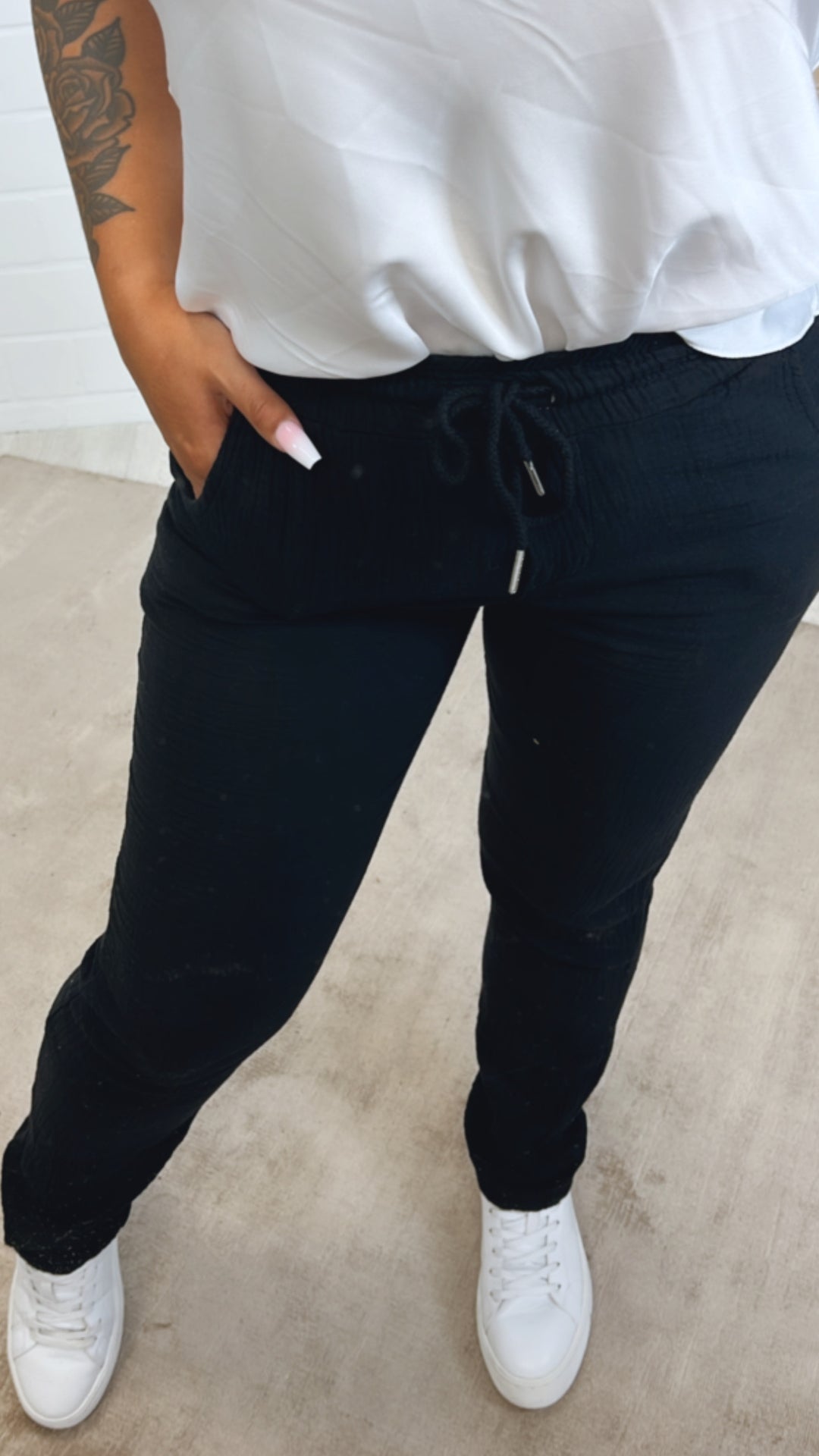 lange Musselin Hose mit Umschlag, Tunnelzug / schwarz Art. 11096