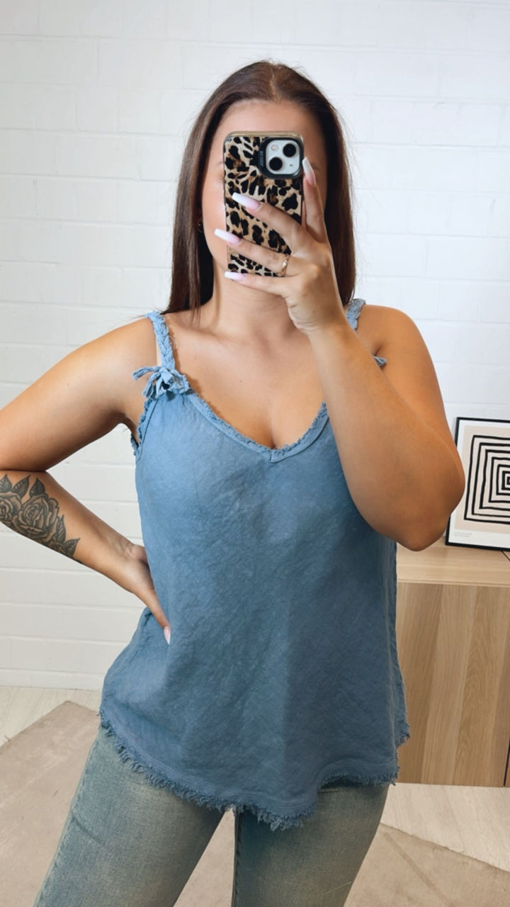Leinen Top mit geflochtenen Trägern / denim blau Art. 10243