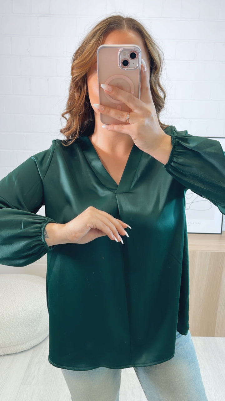 Satin Bluse mit V-Ausschnitt / dunkel grün Art. 9126
