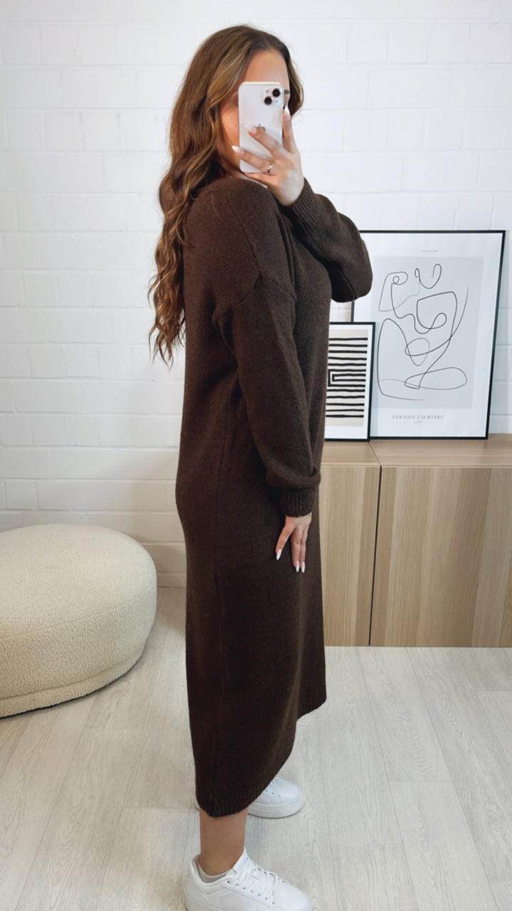 (Maxi -) Strick Kleid mit V-Ausschnitt, gradlinig geschnitten / braun Art. 7774