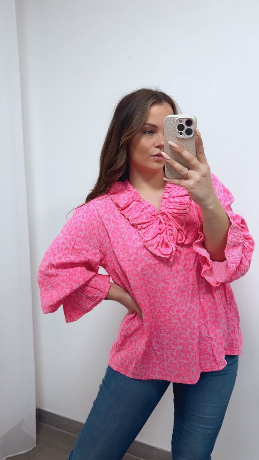LEO Musselin Bluse mit Volant Ausschnitt / soft pink - neon pink Art. 14730