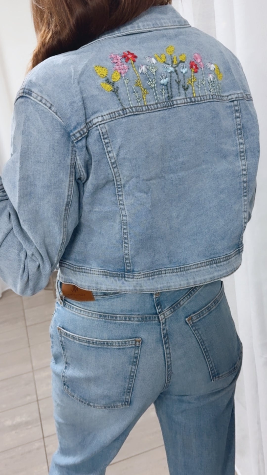 Jeansjacke mit farbiger Blumen Stickerei am Rücken / G95Y denim Art. 10952