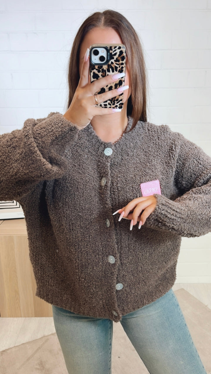 TEDDY Cardigan " Créme de la Créme ", Perlmutt Optik Knöpfe / aschiges braun Art. 11208
