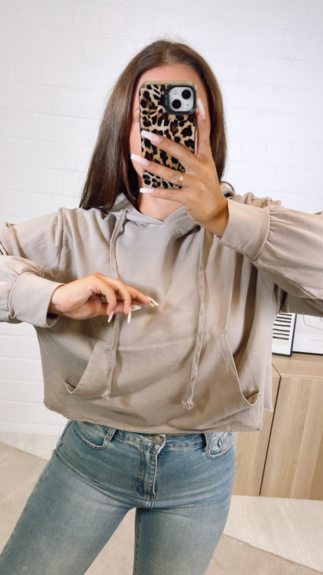 Crop Sweater mit Kapuze, Kängurutasche / taupe Art. 11011