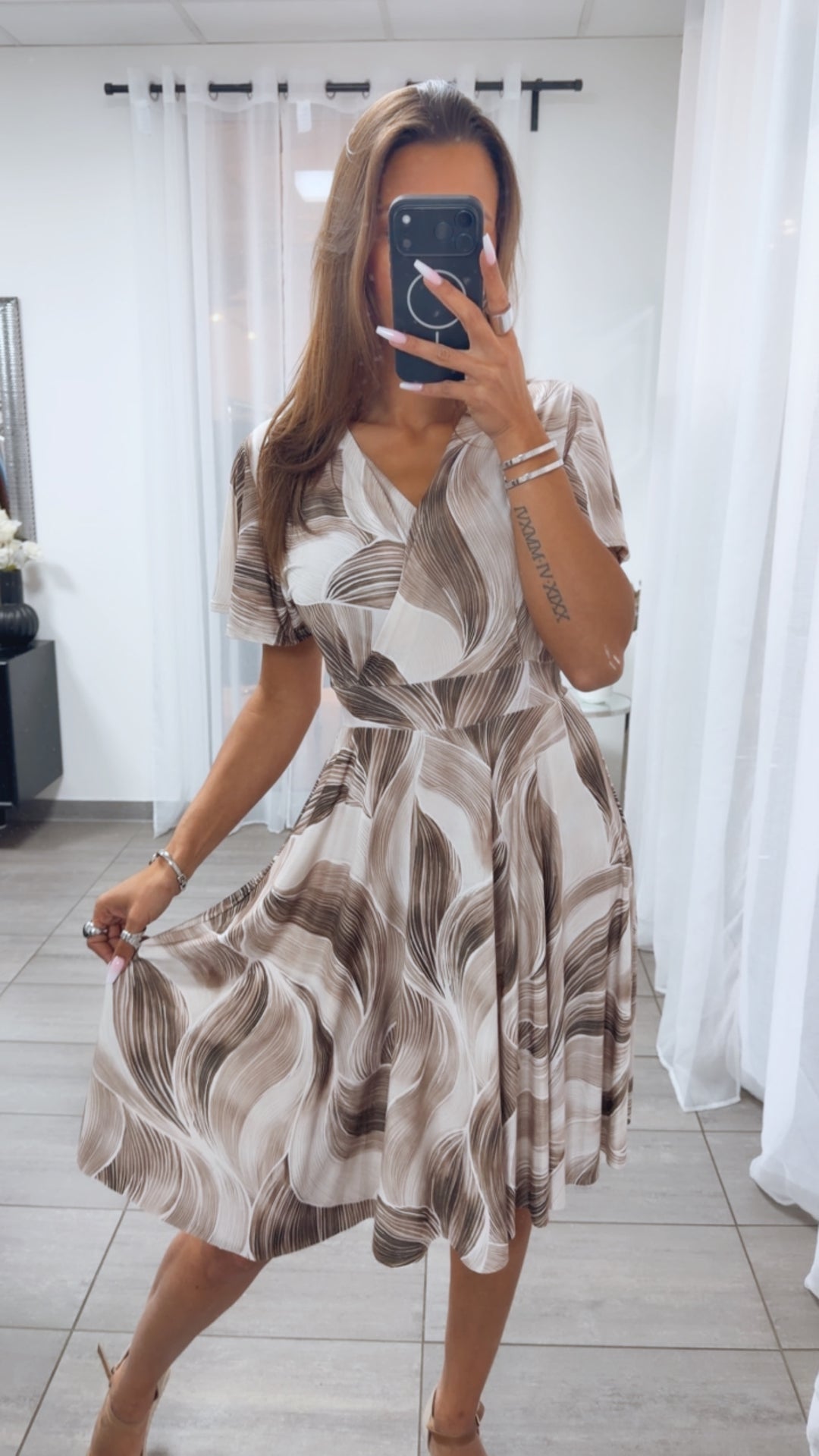 KURZES Leicht tailliertes Kleid mit T-Shirt Ärmeln  / braun beige Töne Art.15057