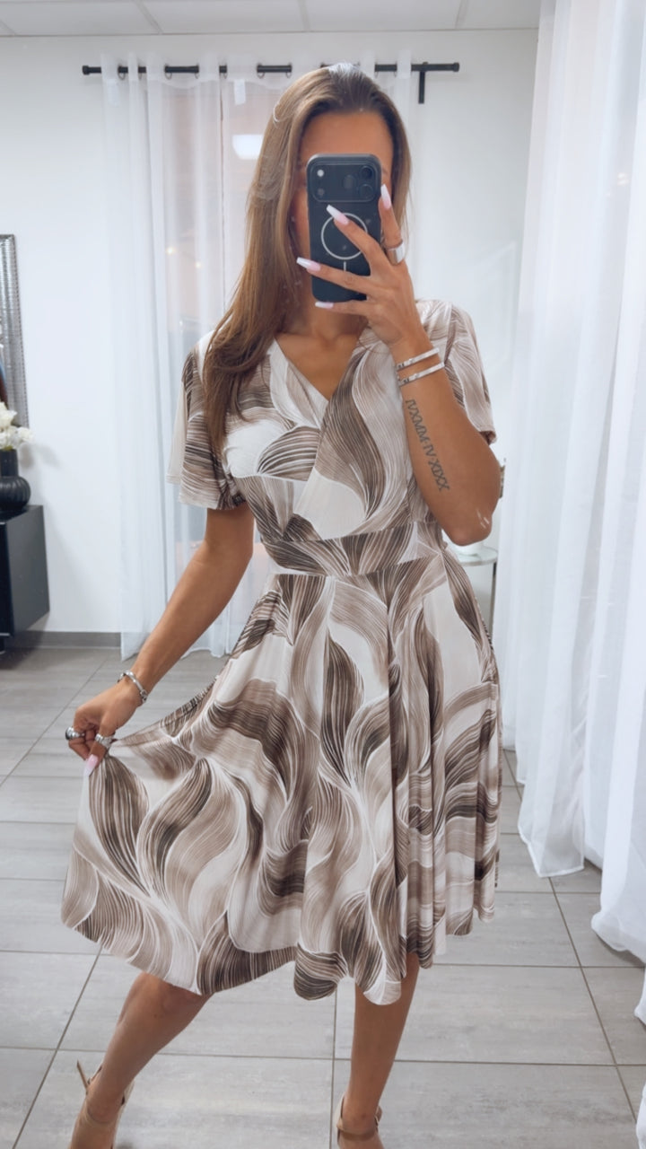 KURZES Leicht tailliertes Kleid mit T-Shirt Ärmeln  / braun beige Töne Art.15057