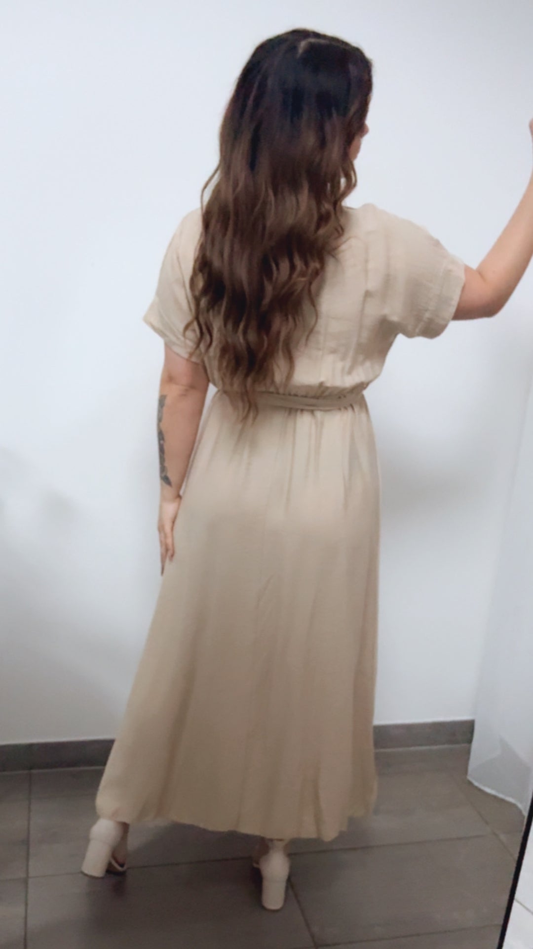 langes Kleid mit kurze Armen, elastische Taille und zum schnüren / beige Art. 14307